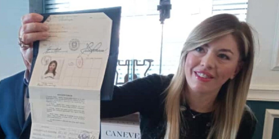 Il ritorno di Maria Rosaria Boccia: "Sangiuliano fa folklore". E a cronisti mostra il libretto esami e il certificato di laurea