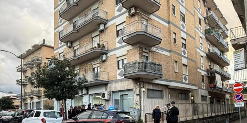 25enne uccide a coltellate la sorella di 23 anni a Napoli, poi videochiama la madre mostrandole il corpo della donna esanime