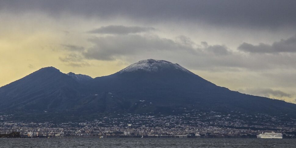 gelo fino a 10176c e neve diffusa weekend da pieno inverno tra nord e centro rovesci e calo termico anche al sud innevata anche la cima del vesuvio