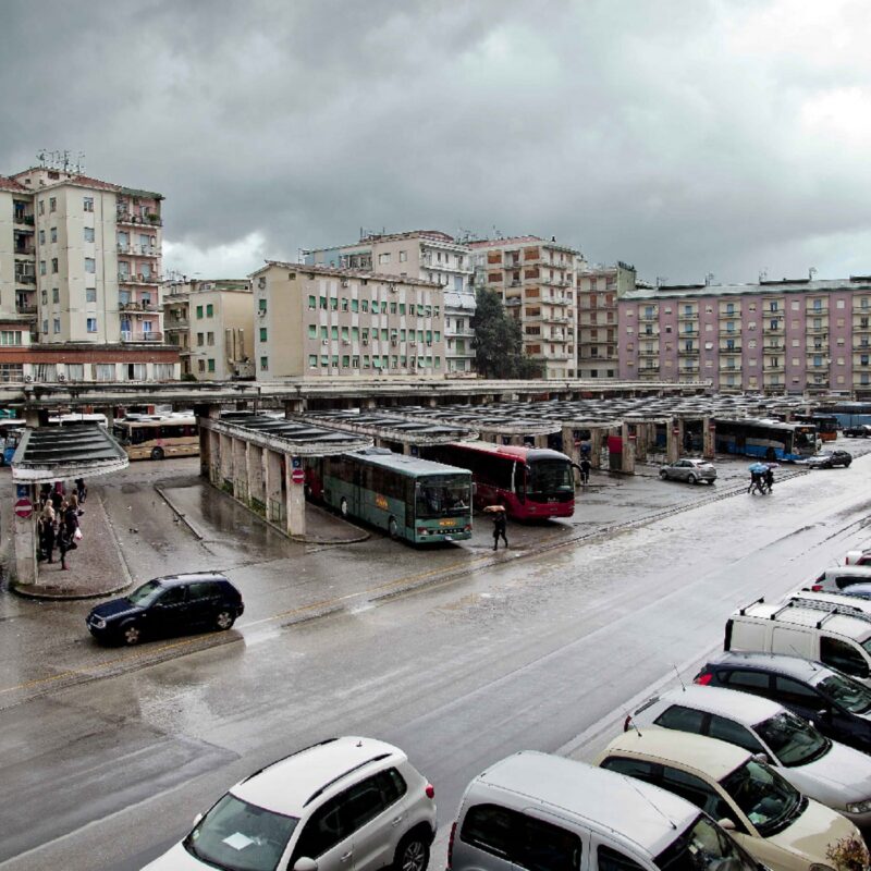 Spaccio di stupefacenti e violenza a Cosenza, in piazza autolinee è tornata la paura