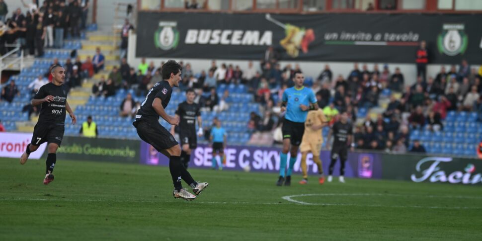 Crotone, è un ritmo da playoff: Gomez, Maggio e Piovanello stendono il Sorrento