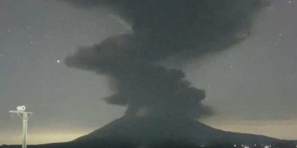 Erutta il vulcano Sakurajima, colonna di cenere e fumo alta 4 chilometri: Giappone in allerta VIDEO Erutta il vulcano Sakurajima, colonna di cenere e fumo alta 4 chilometri: Giappone in allerta VIDEO