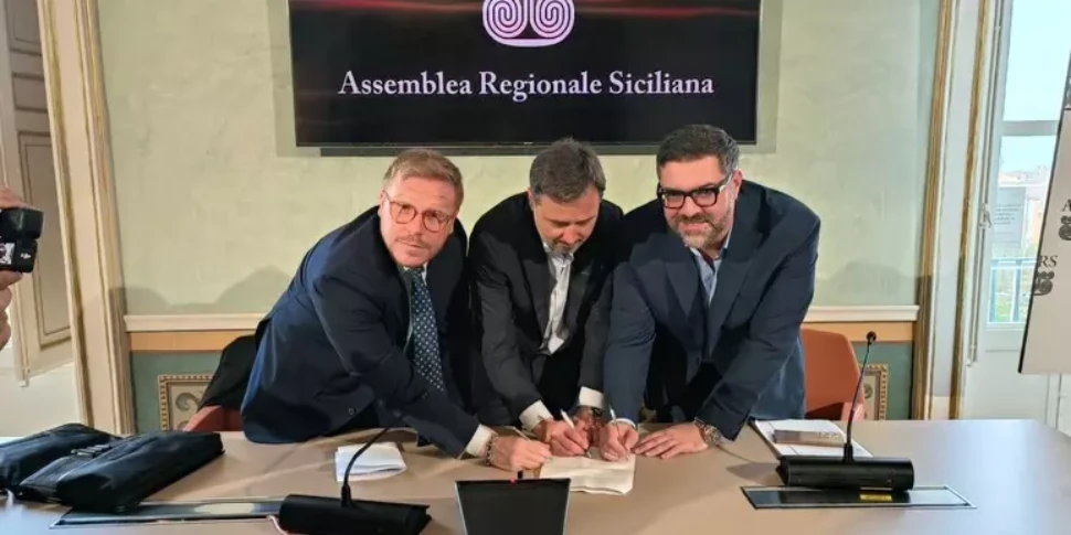 Scontro all’Ars, mozione di sfiducia al presidente Renato Schifani: appello ai dissidenti della maggioranza Scontro all’Ars, mozione di sfiducia al presidente Renato Schifani: appello ai dissidenti della maggioranza