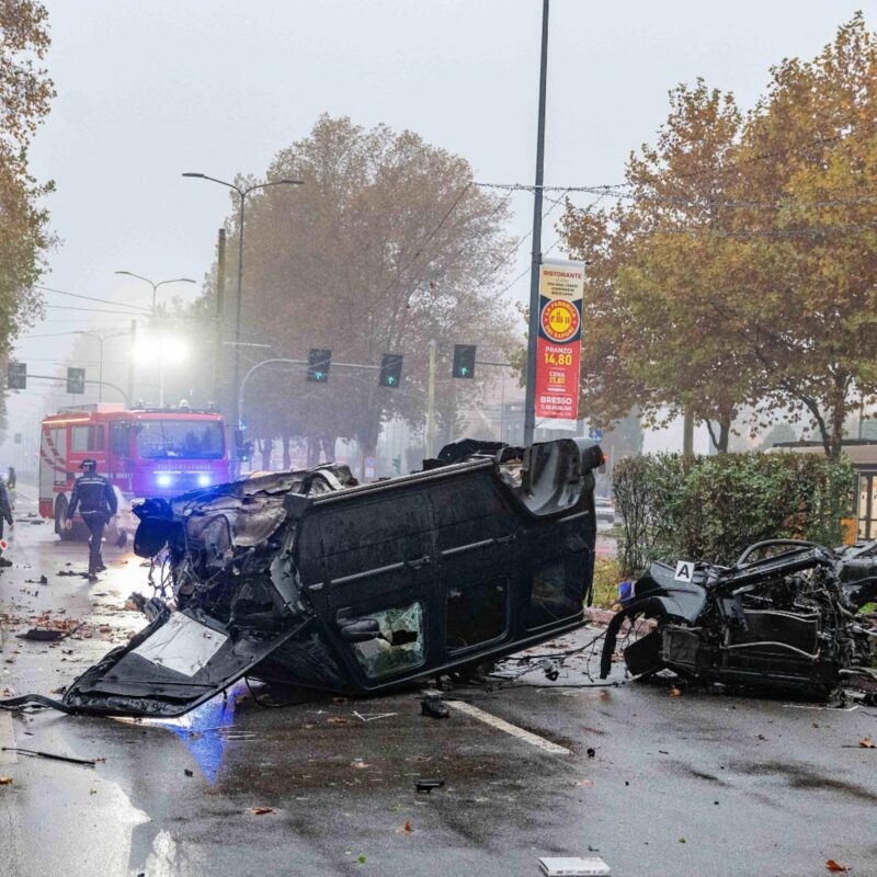 Scontro violentissimo fra due auto a Milano: 21enne in fin di vita, una ...