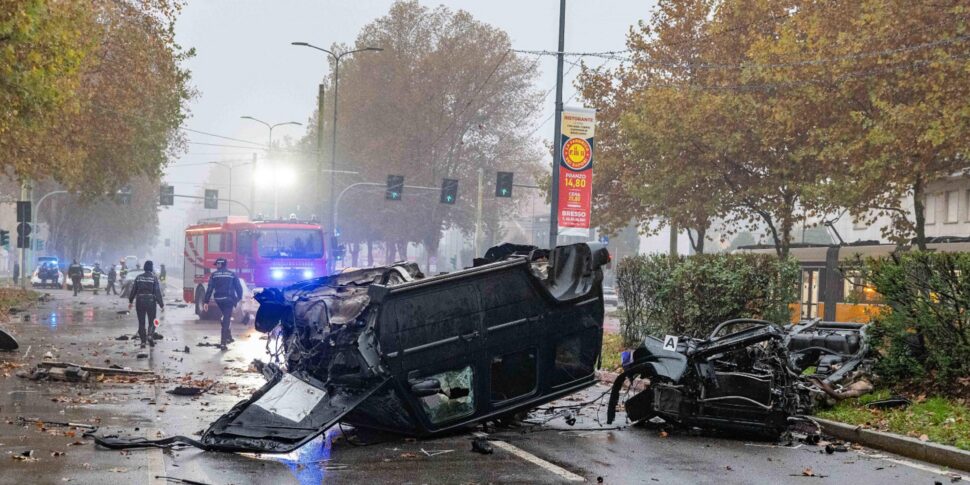 Scontro violentissimo fra due auto a Milano: 21enne in fin di vita, 3 feriti Scontro violentissimo fra due auto a Milano: 21enne in fin di vita, 3 feriti