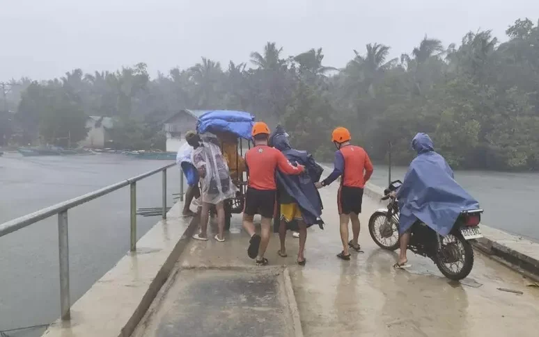 Filippine, una vittima e oltre un milione di evacuati per il super tifone Fung wong Filippine, una vittima e oltre un milione di evacuati per il super tifone Fung wong