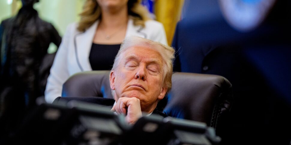 Anche Trump è "sleepy", virale il video del pisolino nello Studio Ovale durante una conferenza stampa