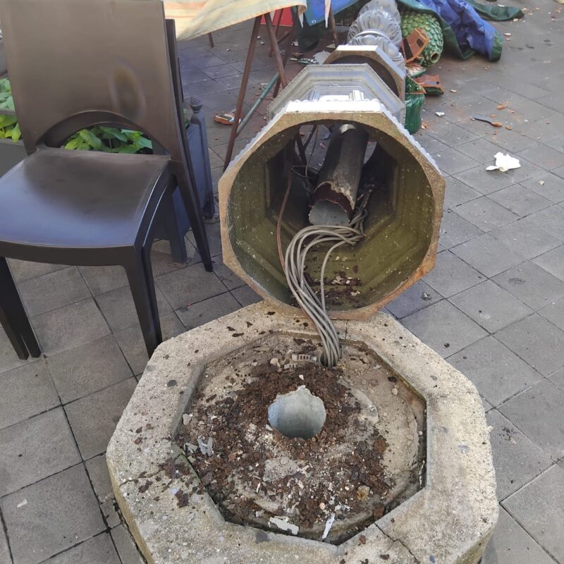 Crolla un palo dell'illuminazione e ferisce un ceramista di Seminara: tragedia sfiorata alla fiera di Pizzo