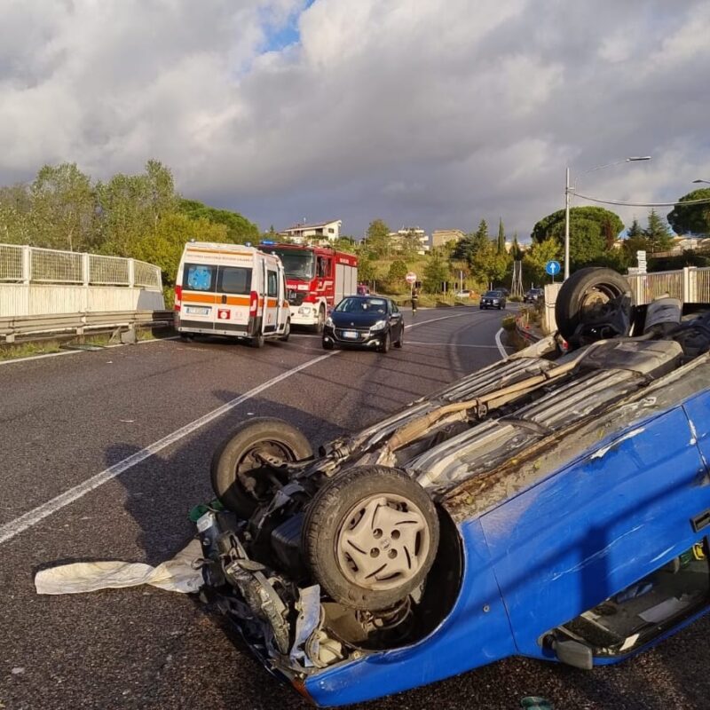 Incidente a Catanzaro, scontro tra due auto nei pressi dello svincolo ...