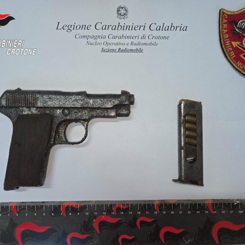 Una pistola carica e con matricola abrasa nascosta in tubo a Crotone
