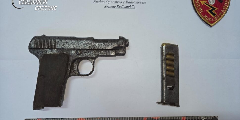 Una pistola carica e con matricola abrasa nascosta in tubo a Crotone