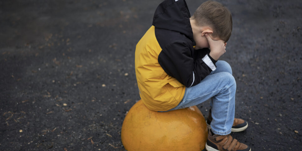 https://assets.gazzettadelsud.it/2025/11/bambino-triste-970x485.jpg