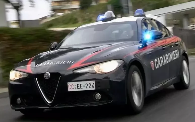 Donna aggredita nel centro di Milano, trovata con un coltello da cucina nella schiena. E