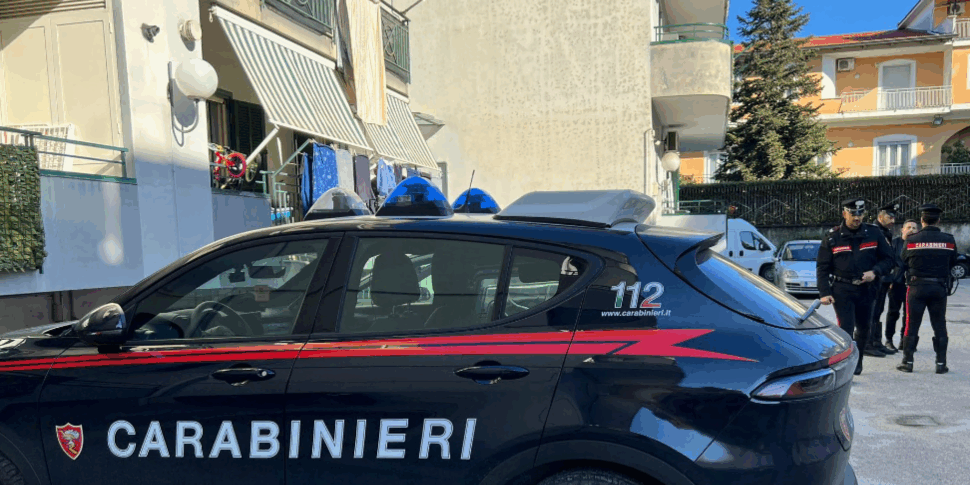 Terrore a Napoli, donna accoltellata dall Terrore a Napoli, donna accoltellata dall