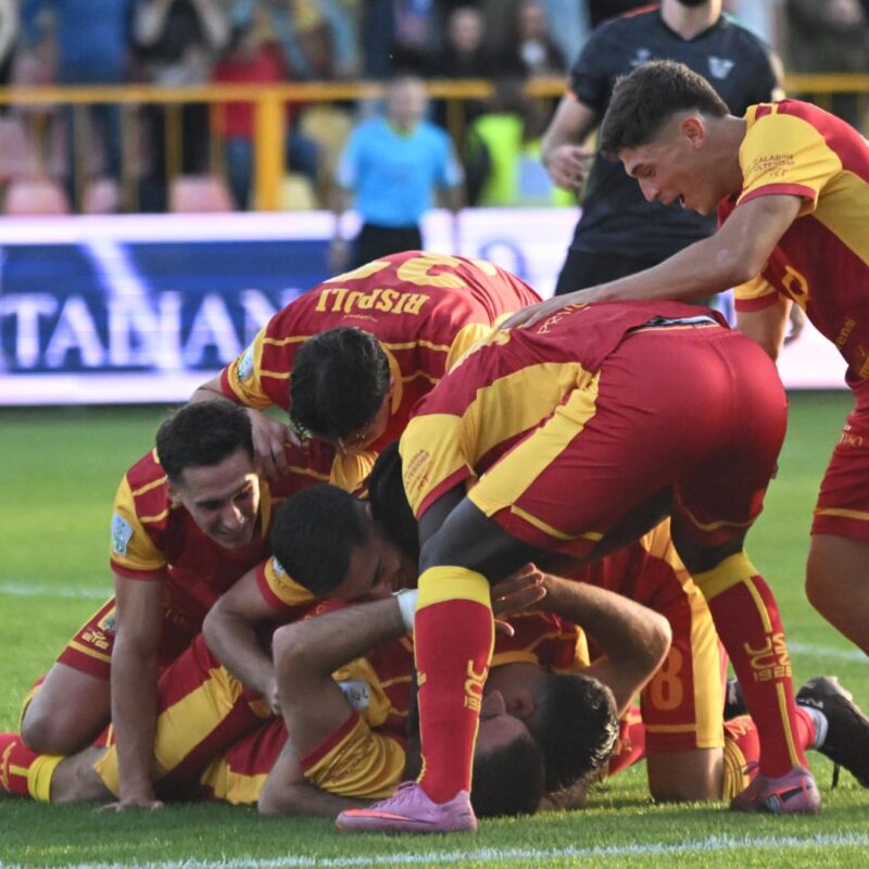 Catanzaro al terzo brindisi di fila, Iemmello e Alesi stendono il Venezia