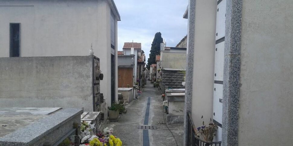 Gettano bara e defunto in una discarica: così hanno liberato il loculo per una parente a Pietrapaola