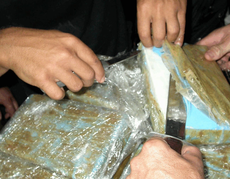 Corriere bloccato con 8 kg di droga agli imbarchi di Messina: i panetti di cocaina cosparsi di dentifricio