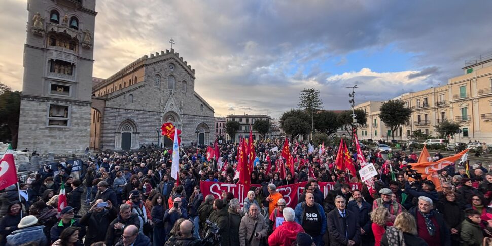 Messina, tra striscioni e cori il corteo “No Ponte” arriva a piazza Duomo FOTO | VIDEO