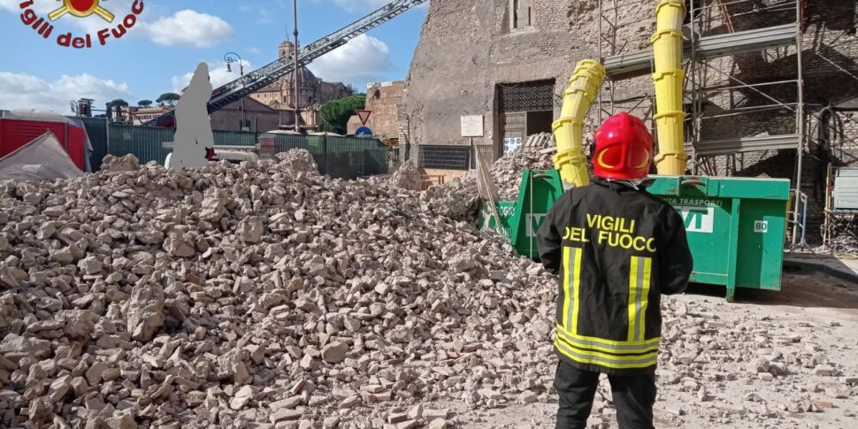 Un operaio gravemente ferito e quattro persone estratte vive dalle macerie dopo il crollo di parte della Torre dei Conti (in ristrutturazione) a Roma