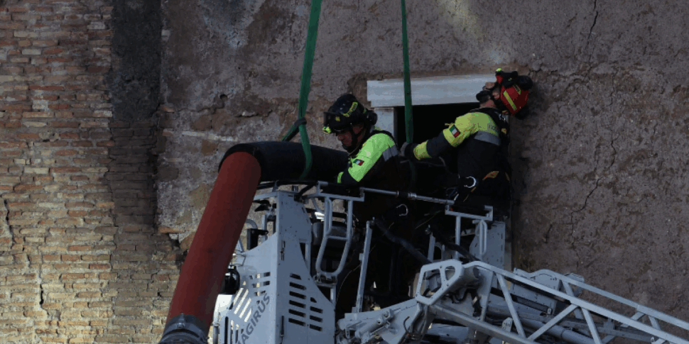 Crollo a Roma durante una ristrutturazione, i soccorritori entrano in contatto con l