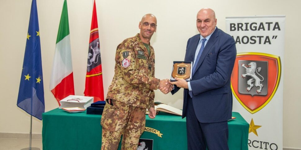 Il ministro della Difesa Guido Crosetto incontra la Brigata “Aosta” in Qatar