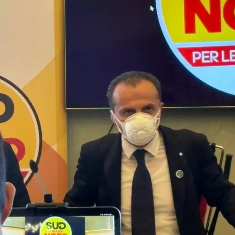De Luca (ScN) regala diserbante a Schifani: "Ripulisca la Regione"