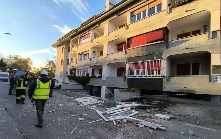 Esplosione in una palazzina nel Torinese: due feriti, uno è grave