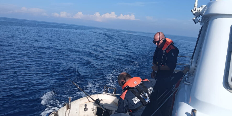 Milazzo, pescatore in difficoltà salvato al largo dalla Guardia ...