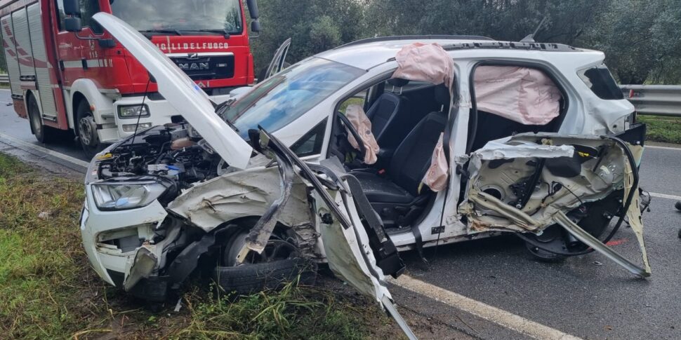 Scontro auto camion sulla SS18 tra Paravati e Rosarno: un ferito lieve Scontro auto camion sulla SS18 tra Paravati e Rosarno: un ferito lieve