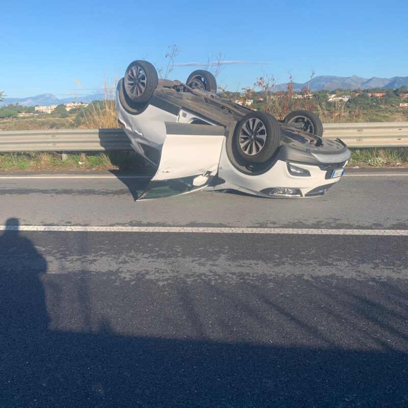 Schianto sulla Statale 18 a Praia a Mare: si ribalta l'auto, donna ferita