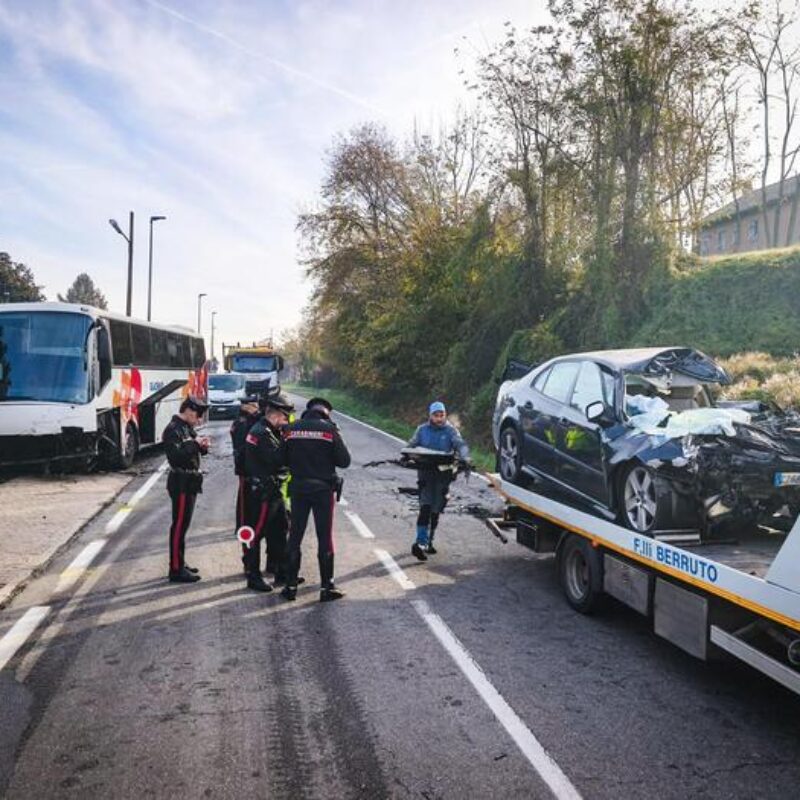 Un morto e 20 feriti in uno scontro tra scuolabus e auto nel Torinese ...