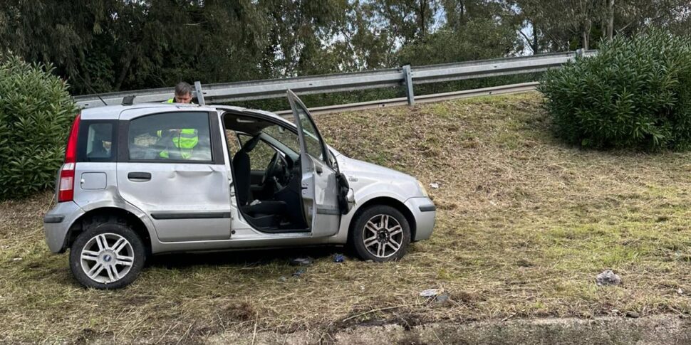 Sfonda il guard rail e va fuori strada con l'auto allo svincolo di ...