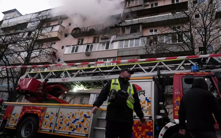 Centinaia di missili e droni russi su Kiev. Zelensky: "Raid ben calcolati". Tajani: "A breve un nuovo pacchetto di aiuti"