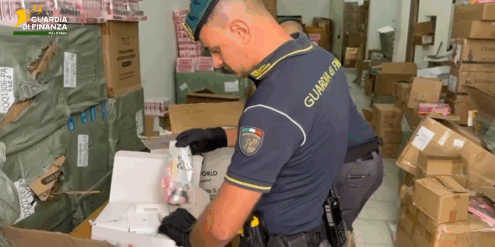 Sequestrati a Palermo 10mila Labubu falsi, anche copie di un modello venduto all