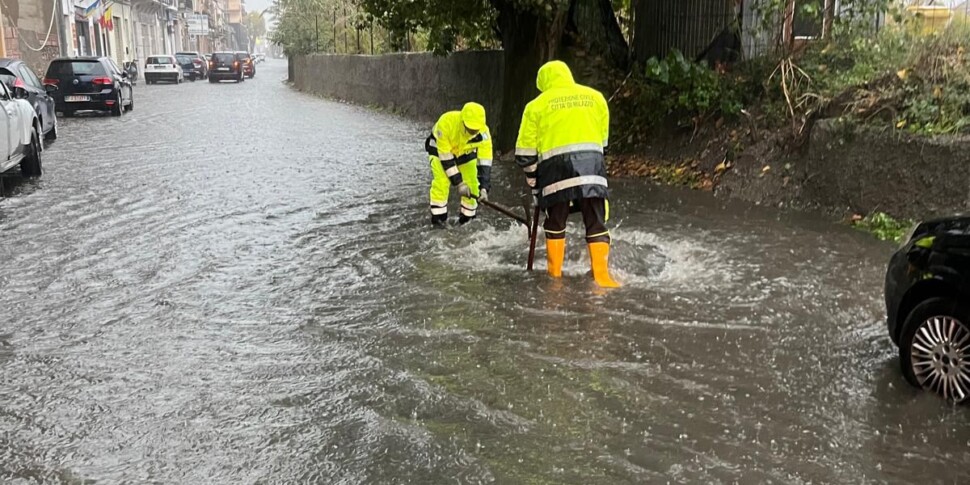 Maltempo in Sicilia, criticità diffuse nell’isola: sottopasso allagato a Monforte San Giorgio e disagi a Rometta Maltempo in Sicilia, criticità diffuse nell’isola: sottopasso allagato a Monforte San Giorgio e disagi a Rometta