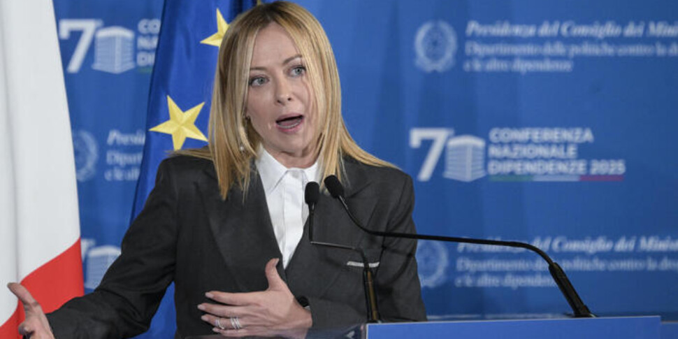 Meloni: "Con destra al governo la patrimoniale non vedrà mai luce". Le opposizioni insorgono: "Tutela i ricchi"