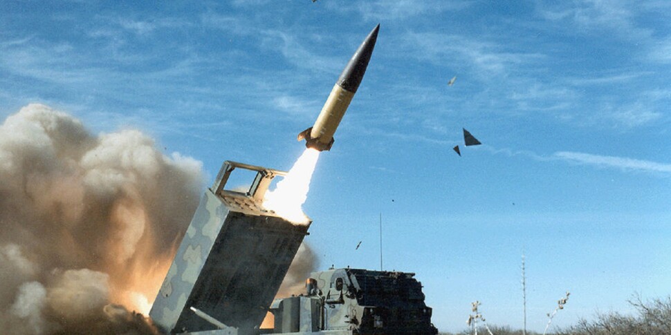 https://assets.gazzettadelsud.it/2025/11/missile-atacms-970x485-1763494360.jpg