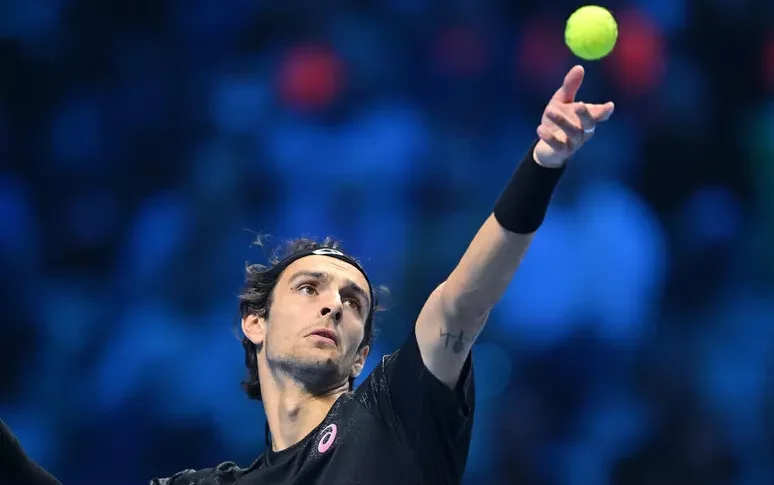 Atp Finals, Alcaraz spegne i sogni di Musetti. Lo spagnolo vola in semifinale e chiude il 2025 da numero 1 del mondo
