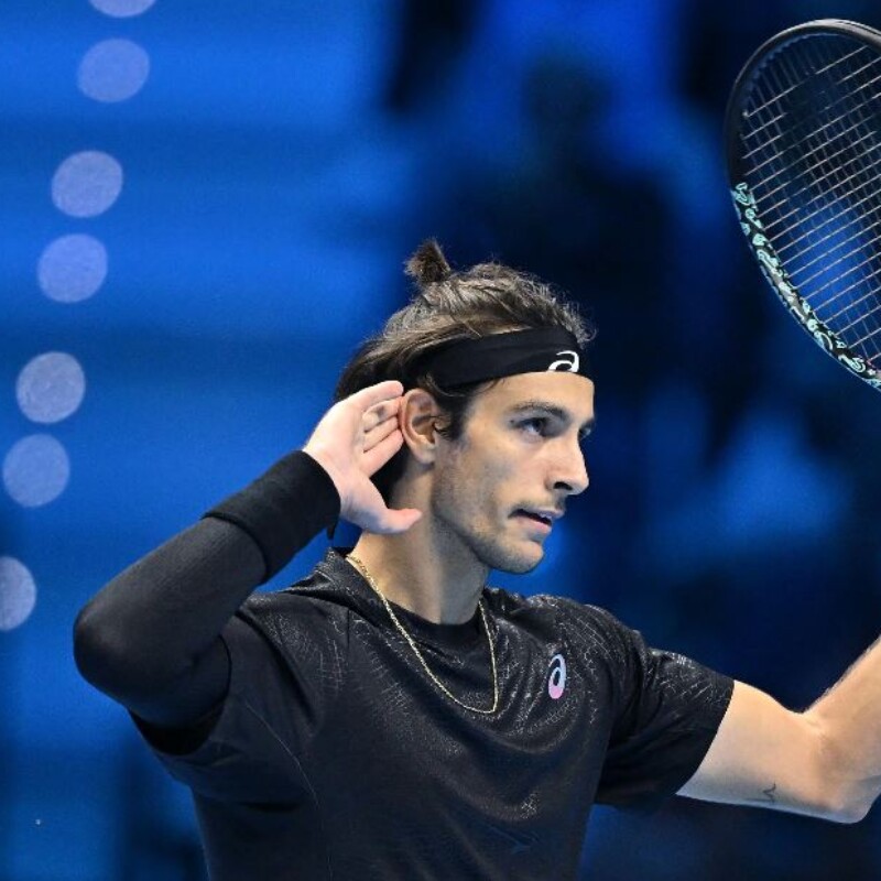 Infinito Musetti, rimonta nel terzo set e batte De Minaur. Adesso Alcaraz per un posto in semifinale