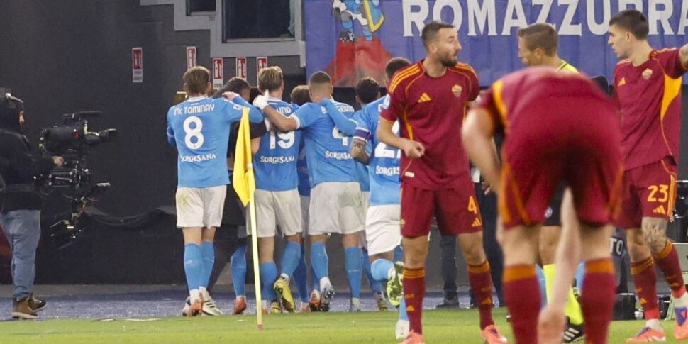 Neres colpisce ancora, il Napoli di Conte sbanca Roma e aggancia il Milan in vetta