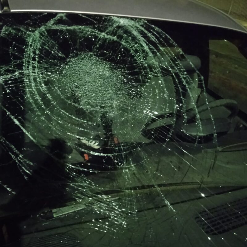 Messina, paura sul viale Italia: auto in corsa colpita in pieno da un oggetto lanciato dall'alto