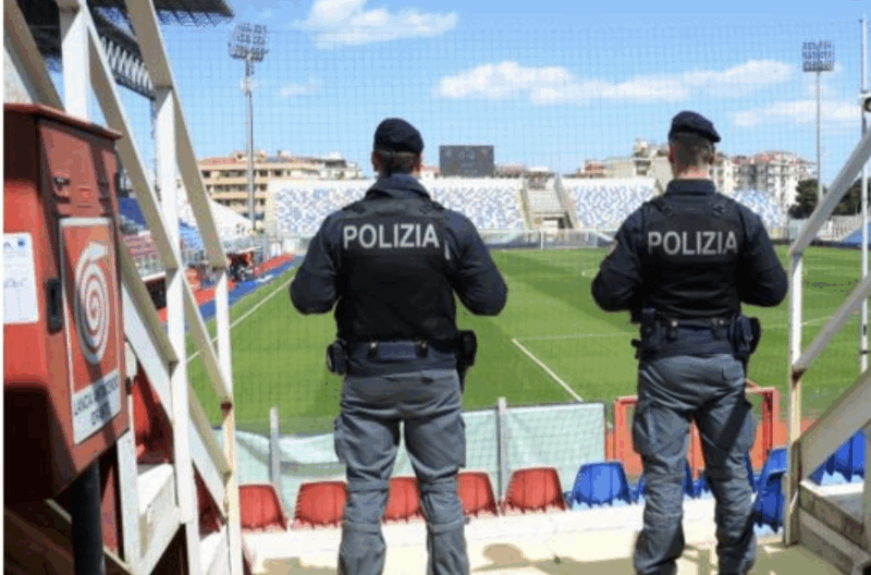 Fumogeni e incidenti durante Crotone–Siracusa, daspo per cinque tifosi siciliani