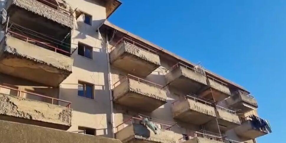 Dalla baracca a un palazzo che "crolla" del Rione ferrovieri... E il Comune di Messina lo vuole acquistare