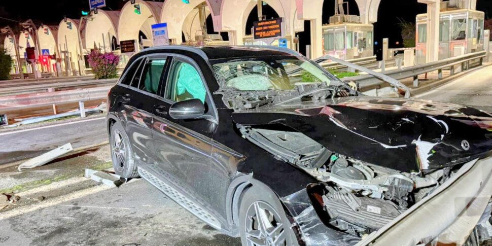 Messina, incidente al casello di Tremestieri. Auto si schianta contro le barriere, illese due persone