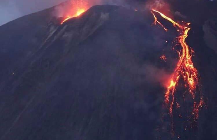 https://assets.gazzettadelsud.it/2025/11/stromboli-vulcano-colata-750x485.jpg