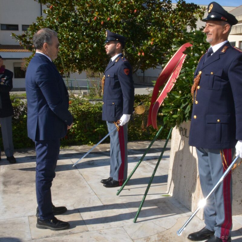 Vibo, il questore Ruperti omaggia i Caduti della polizia di Stato