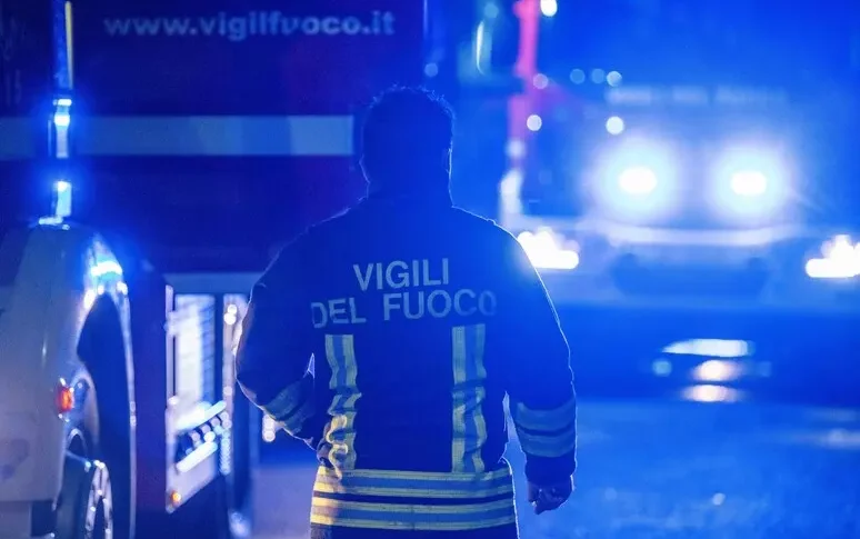 https://assets.gazzettadelsud.it/2025/11/vigili-del-fuoco-notte-774x485.webp