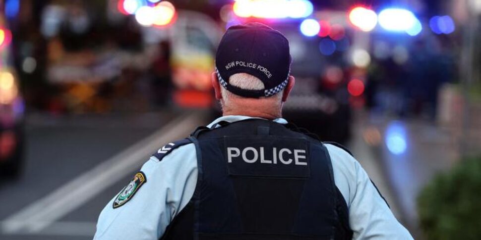 Sparatoria a Sydney, almeno un morto e diversi feriti. Due fermati: "Hanno sparato sulla festa della comunità ebraica" Sparatoria a Sydney, almeno un morto e diversi feriti. Due fermati: "Hanno sparato sulla festa della comunità ebraica"