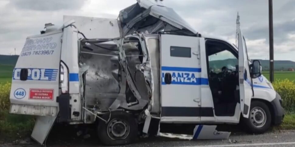 Assalto paramilitare a un blindato nel Foggiano, bottino di circa 300mila euro Assalto paramilitare a un blindato nel Foggiano, bottino di circa 300mila euro