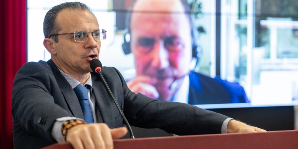 cateno de luca schifani isolato la sicilia non 232 merce di scambio da Gazzettadelsud.it cateno de luca schifani isolato la sicilia non 232 merce di scambio